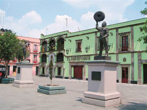 Plaza garibaldi - This outdoor plaza is the number one spot to watch live mariachi bands in the Mexican capital. Surrounded by historic townhouses that are now occupied by boisterous bars and clubs, Plaza Garibaldi hosts dozens of folk groups playing traditional genres from all over the country—day and night. 